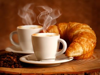 Desayuno dos cafés y un croissant